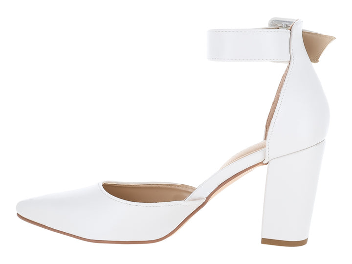Zapato de tacón color latte con correa ajustable al tobillo y punta cerrada