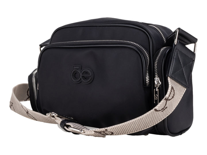 Bolso pequeño color negro de la marca Cloe con un monedero a juego y detalles en color plata.