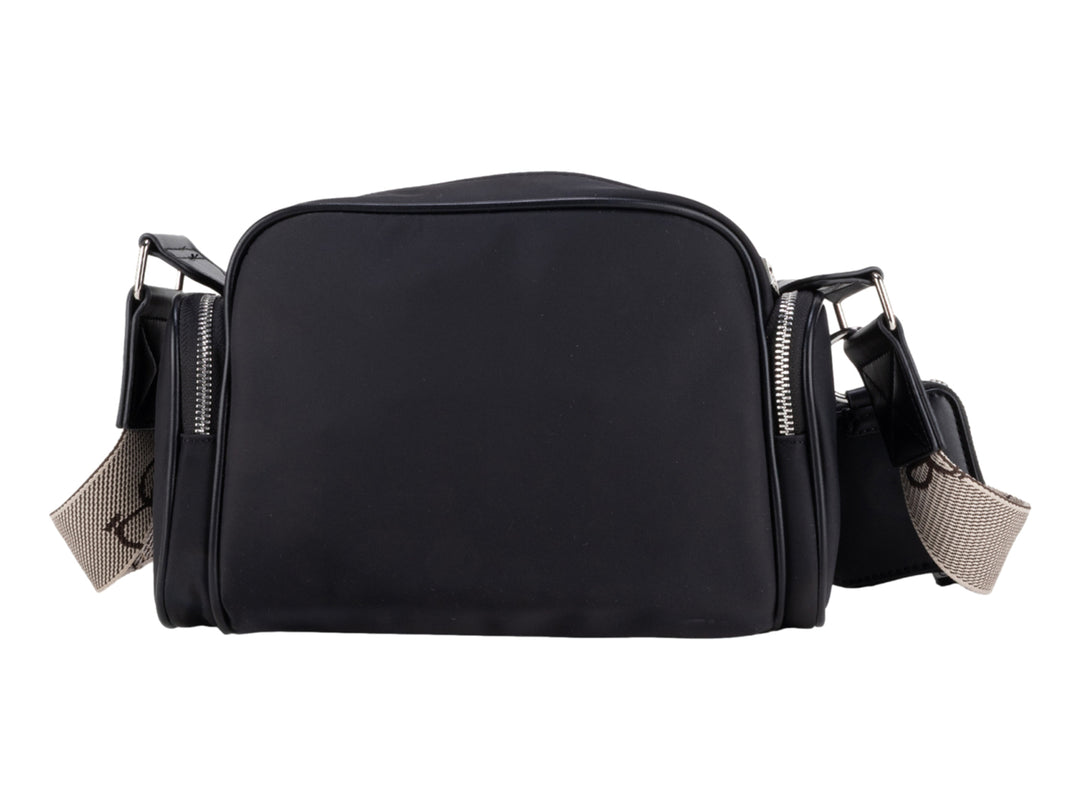 Bolso pequeño color negro de la marca Cloe con un monedero a juego y detalles en color plata.