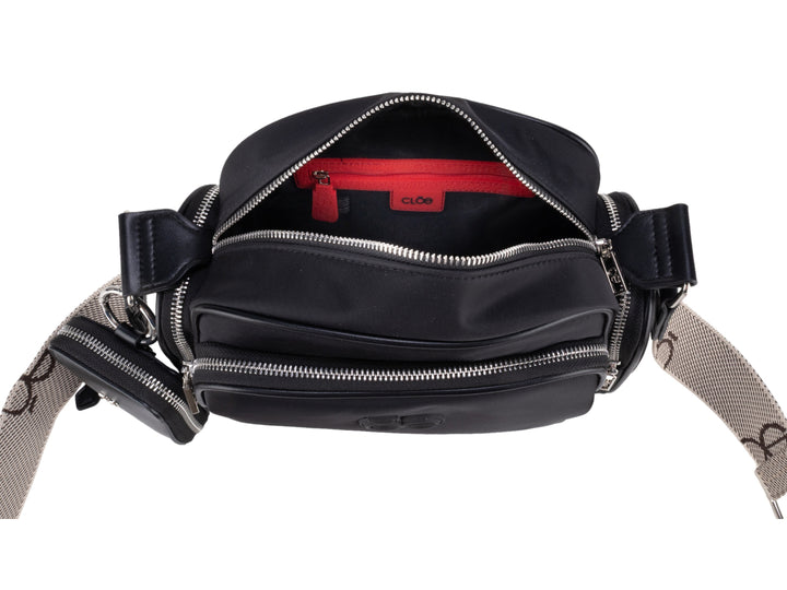 Bolso pequeño color negro de la marca Cloe con un monedero a juego y detalles en color plata.