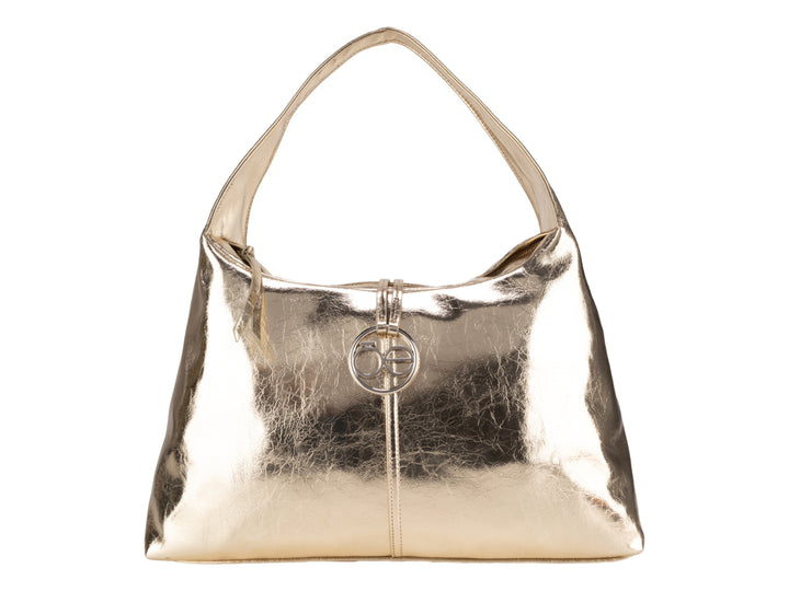Bolsa de mano color oro metalizado marca Cloe con asa superior y logotipo circular frontal.