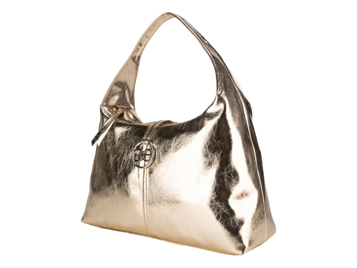 Bolsa de mano color oro metalizado marca Cloe con asa superior y logotipo circular frontal.