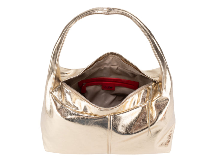 Bolsa de mano color oro metalizado marca Cloe con asa superior y logotipo circular frontal.