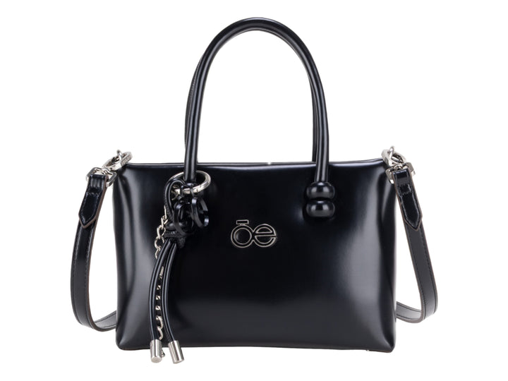 Bolsa Cloe color negro brillante con asa superior y correa ajustable, detalles en color plata.
