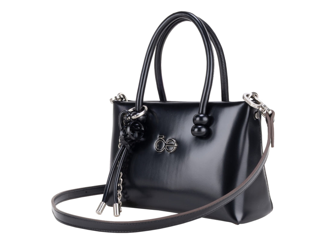 Bolsa Cloe color negro brillante con asa superior y correa ajustable, detalles en color plata.