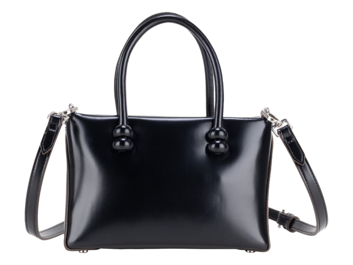 Bolsa Cloe color negro brillante con asa superior y correa ajustable, detalles en color plata.