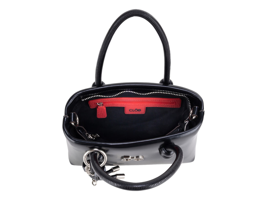 Bolsa Cloe color negro brillante con asa superior y correa ajustable, detalles en color plata.