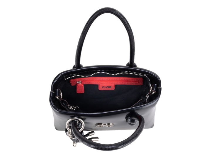 Bolsa Cloe color negro brillante con asa superior y correa ajustable, detalles en color plata.