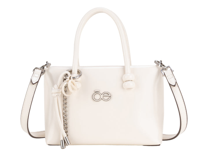 Bolsa Cloe color beige con asa superior, correa ajustable y herrajes en color plata.