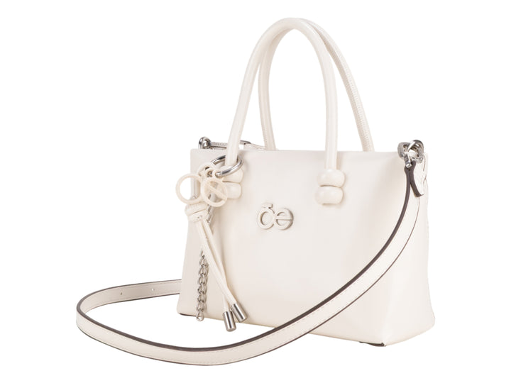 Bolsa Cloe color beige con asa superior, correa ajustable y herrajes en color plata.
