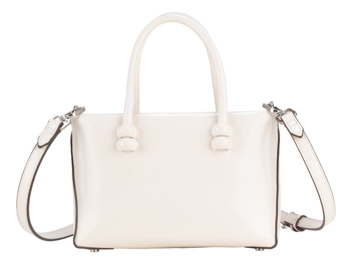 Bolsa Cloe color beige con asa superior, correa ajustable y herrajes en color plata.