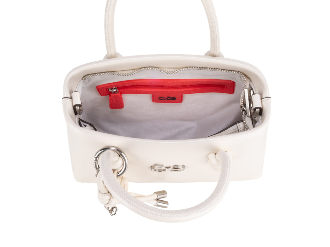 Bolsa Cloe color beige con asa superior, correa ajustable y herrajes en color plata.
