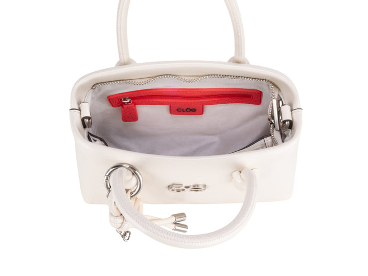 Bolsa Cloe color beige con asa superior, correa ajustable y herrajes en color plata.