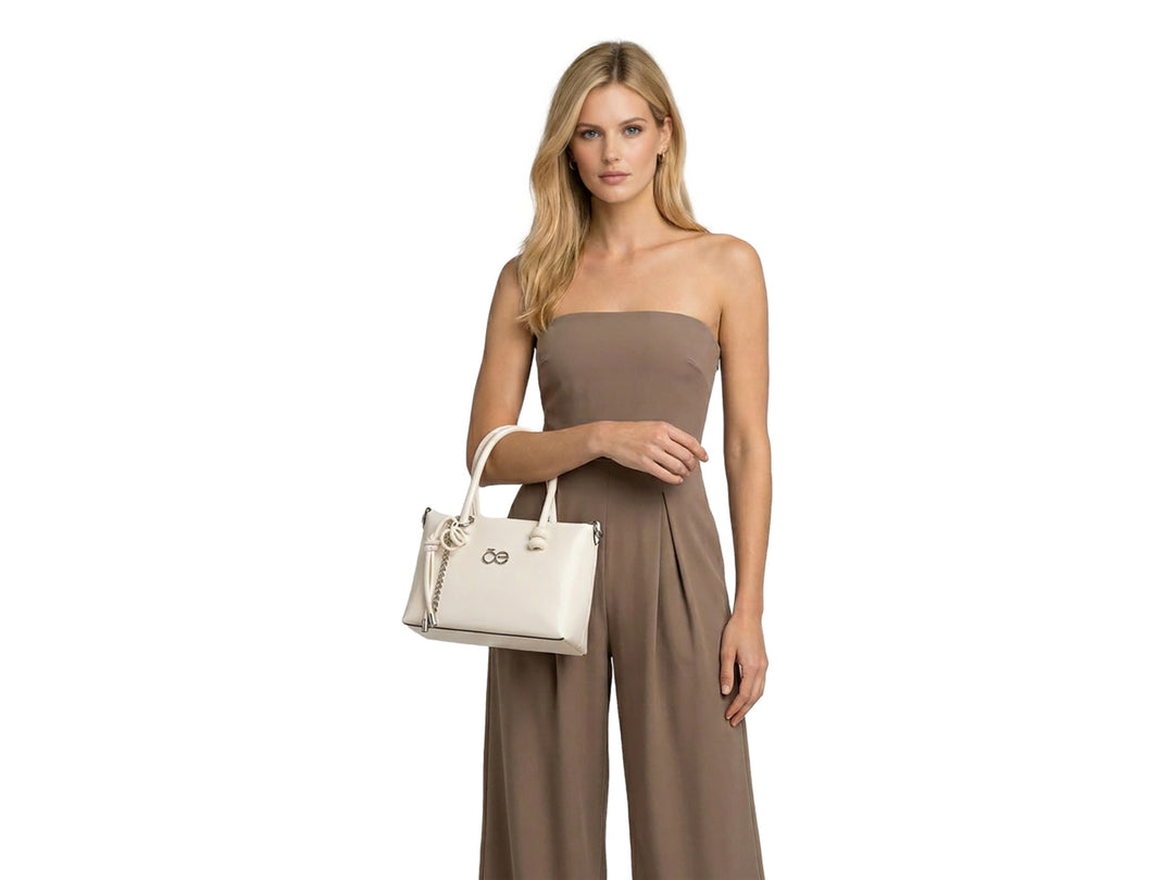 Bolsa Cloe color beige con asa superior, correa ajustable y herrajes en color plata.