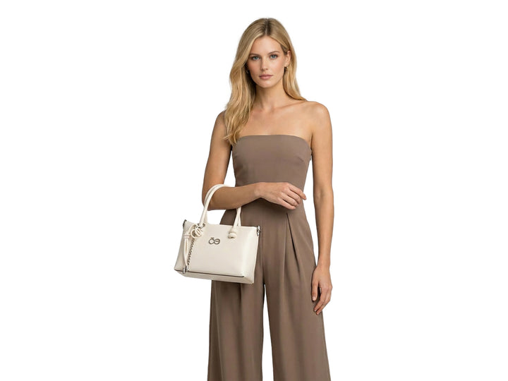 Bolsa Cloe color beige con asa superior, correa ajustable y herrajes en color plata.