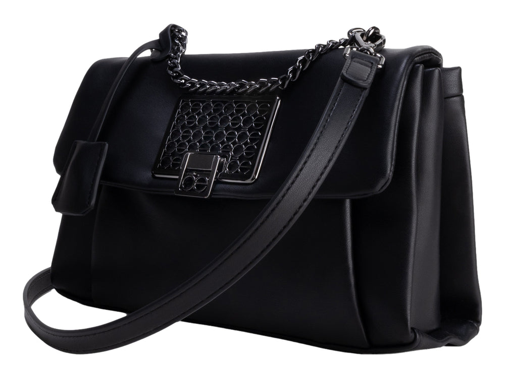 Bolso Cloe color negro con detalle de cadena metálica y correa ajustable sobre fondo blanco.