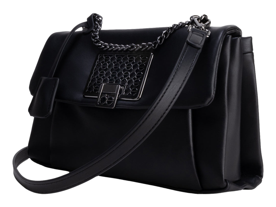 Bolso Cloe color negro con detalle de cadena metálica y correa ajustable sobre fondo blanco.