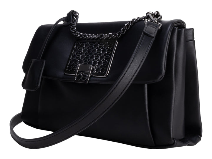 Bolso Cloe color negro con detalle de cadena metálica y correa ajustable sobre fondo blanco.