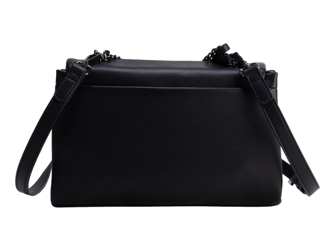Bolso Cloe color negro con detalle de cadena metálica y correa ajustable sobre fondo blanco.