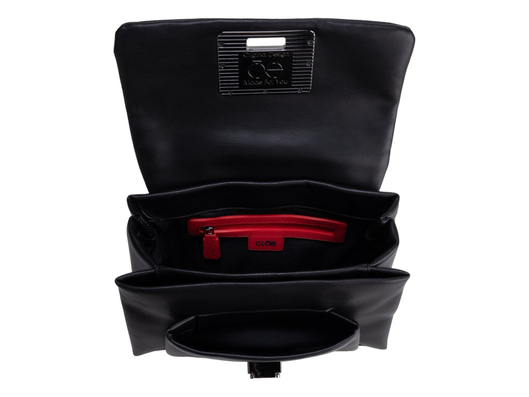 Bolso Cloe color negro con detalle de cadena metálica y correa ajustable sobre fondo blanco.