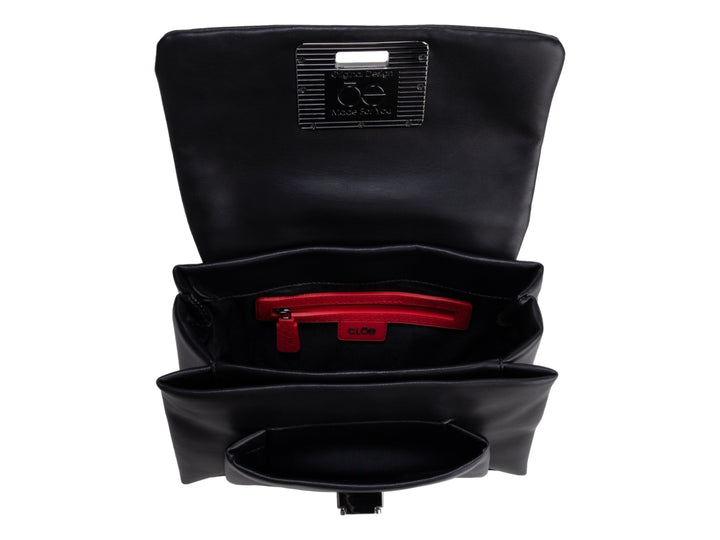 Bolso Cloe color negro con detalle de cadena metálica y correa ajustable sobre fondo blanco.