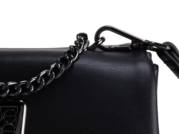 Bolso Cloe color negro con detalle de cadena metálica y correa ajustable sobre fondo blanco.