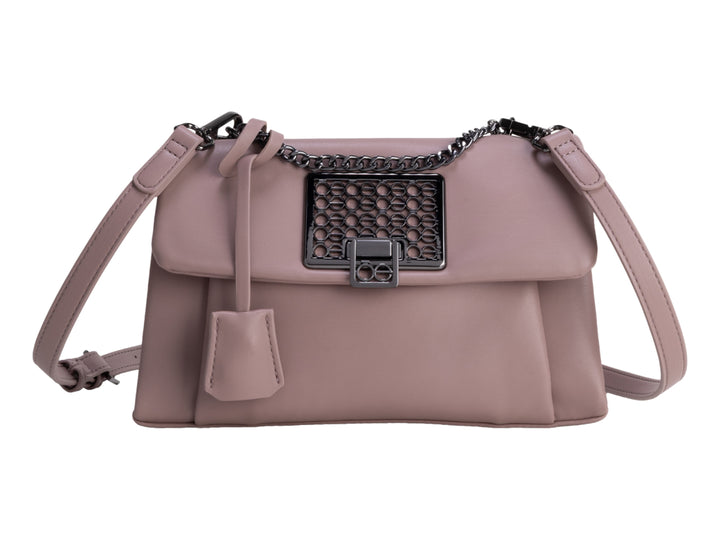 Bolso pequeño Cloe color rosa con cadena y cierre metálico negro.