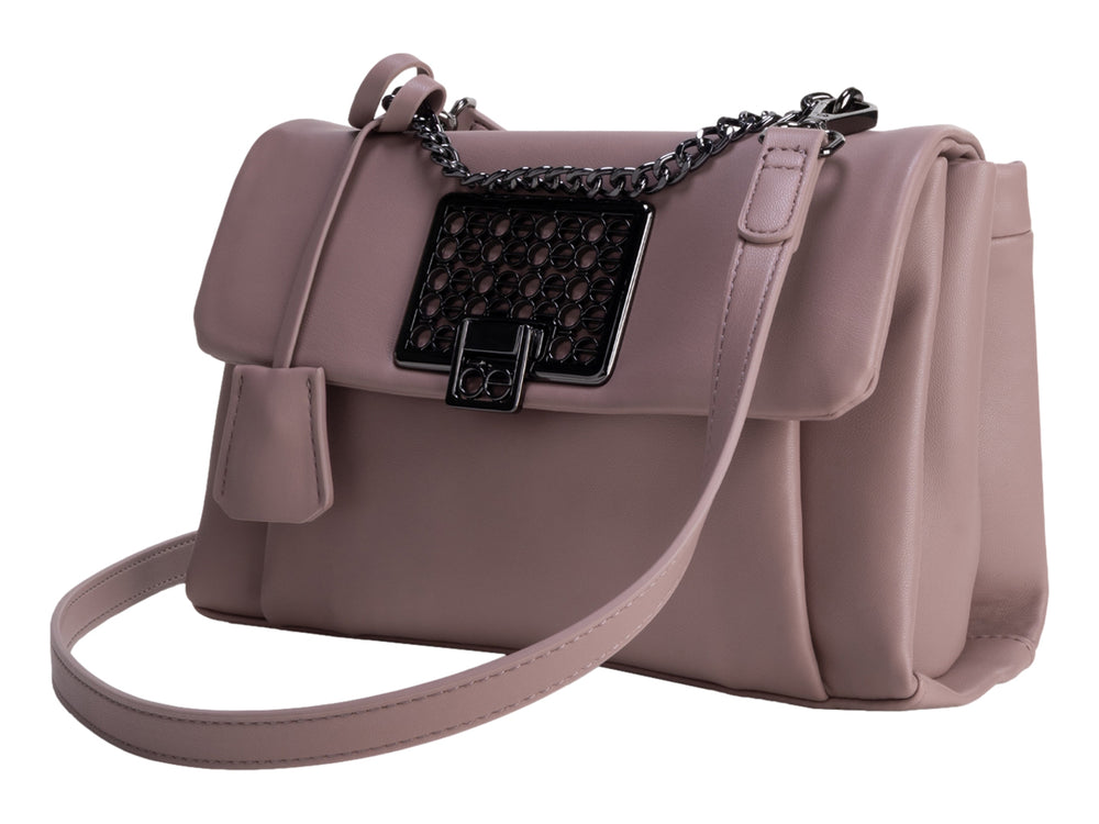 Bolso pequeño Cloe color rosa con cadena y cierre metálico negro.