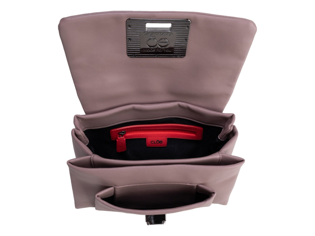 Bolso pequeño Cloe color rosa con cadena y cierre metálico negro.