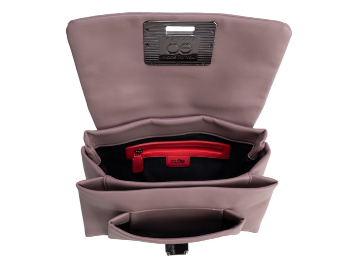 Bolso pequeño Cloe color rosa con cadena y cierre metálico negro.