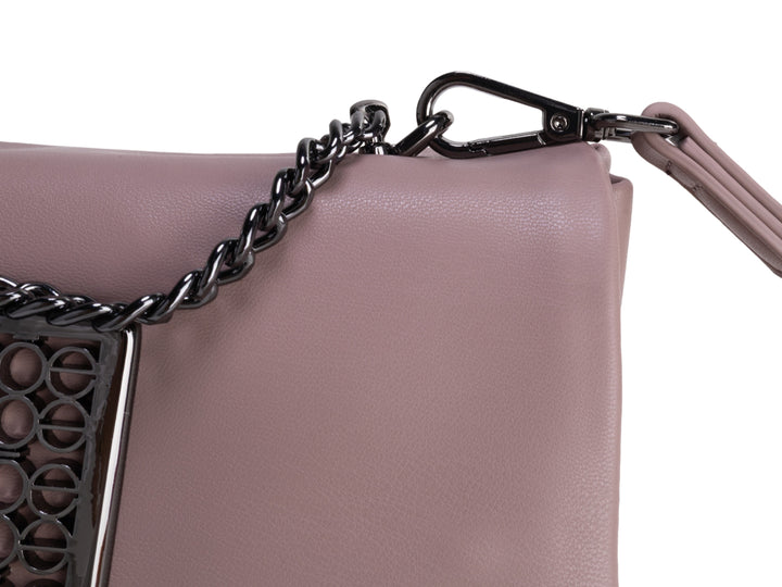 Bolso pequeño Cloe color rosa con cadena y cierre metálico negro.