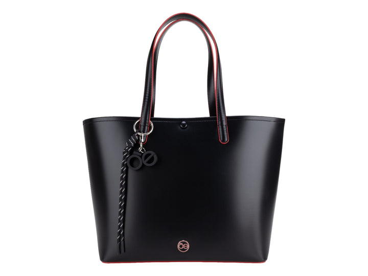Bolsa tote color negro con bordes rojos y accesorio de borla decorativa, marca Cloe.