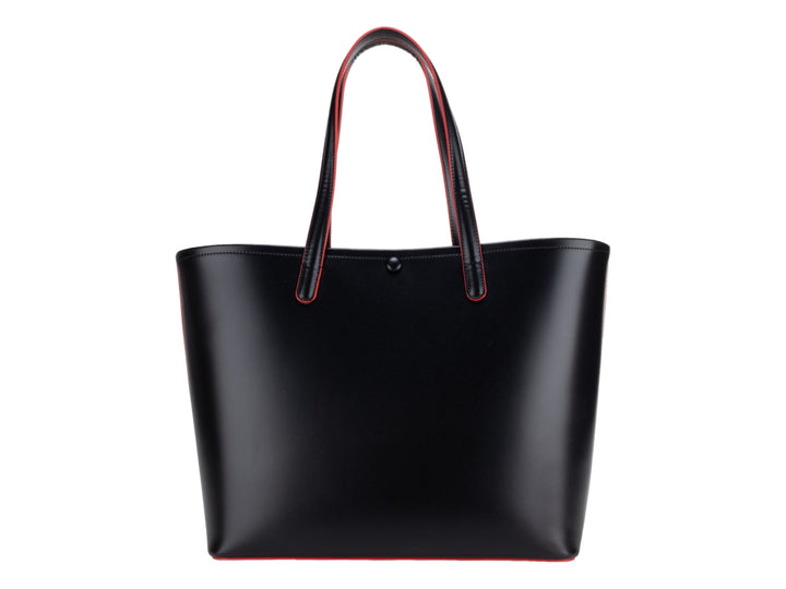 Bolsa tote color negro con bordes rojos y accesorio de borla decorativa, marca Cloe.