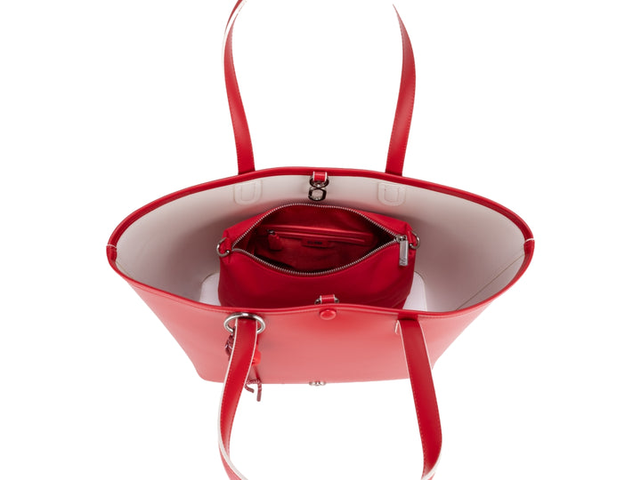Bolsa tote de color rojo vibrante con asas largas y accesorio decorativo colgante.