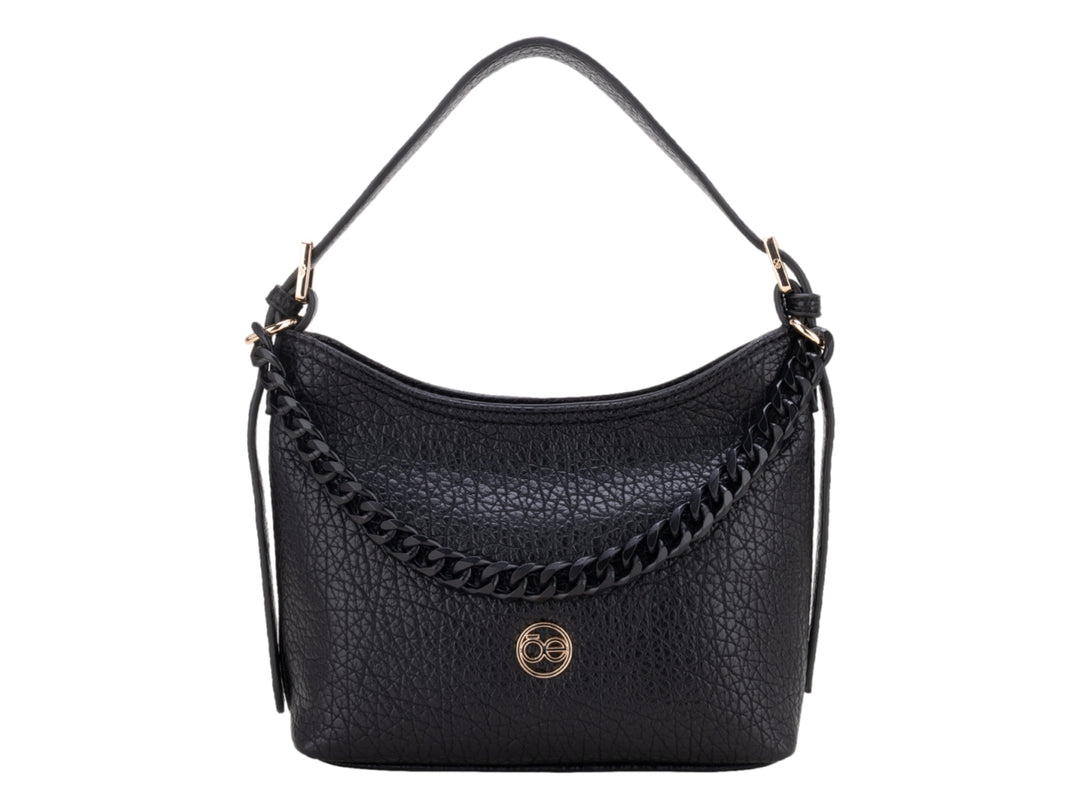 Bolso pequeño color negro con detalle de cadena dorada y textura rugosa.