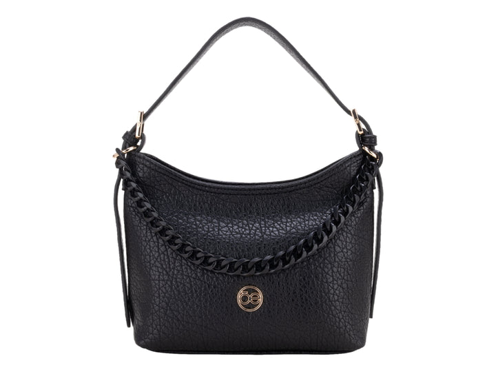 Bolso pequeño color negro con detalle de cadena dorada y textura rugosa.