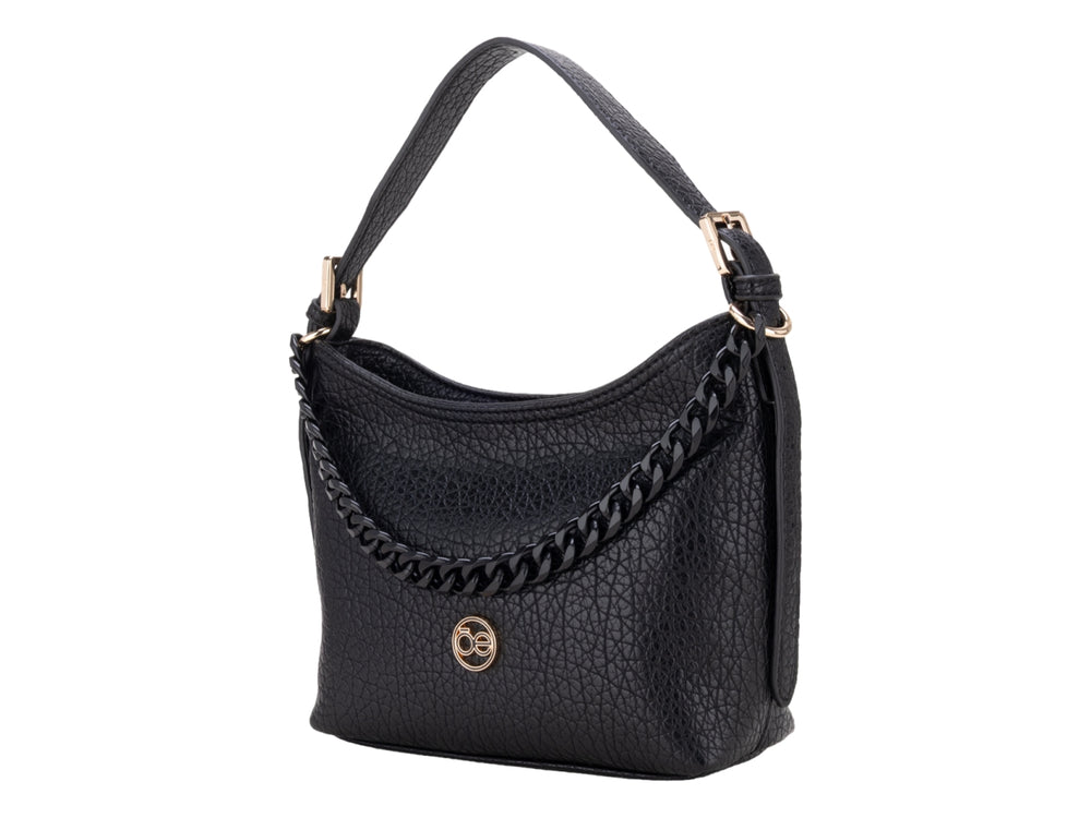 Bolso pequeño color negro con detalle de cadena dorada y textura rugosa.