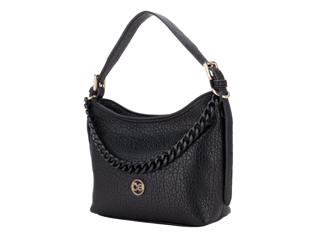 Bolso pequeño color negro con detalle de cadena dorada y textura rugosa.