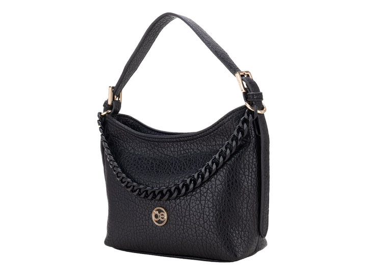 Bolso pequeño color negro con detalle de cadena dorada y textura rugosa.