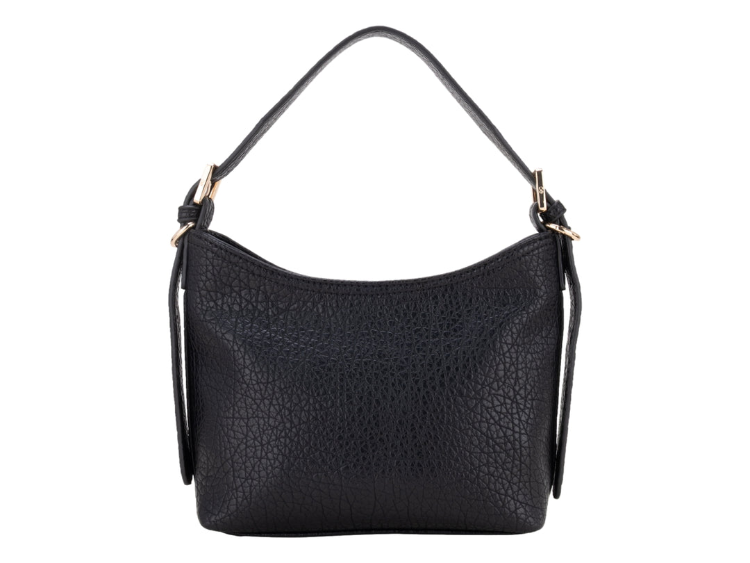 Bolso pequeño color negro con detalle de cadena dorada y textura rugosa.