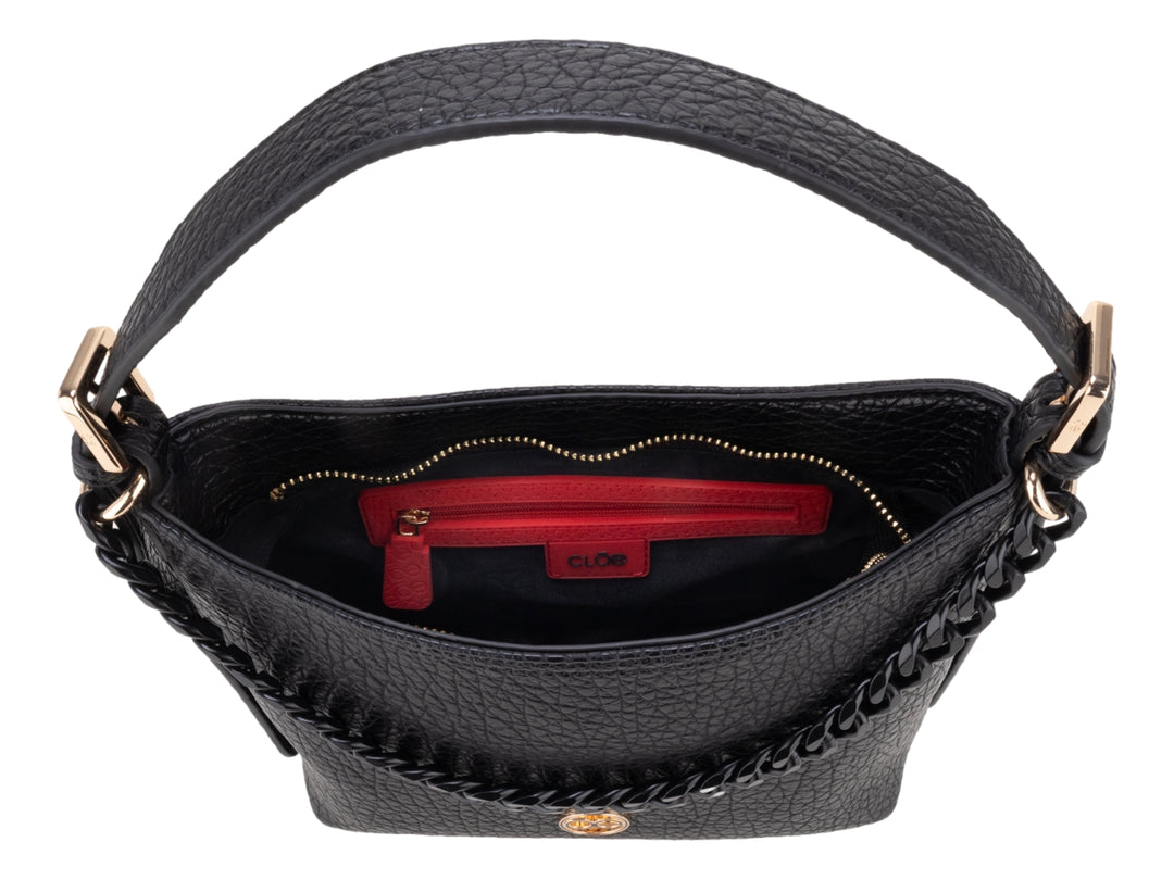 Bolso pequeño color negro con detalle de cadena dorada y textura rugosa.