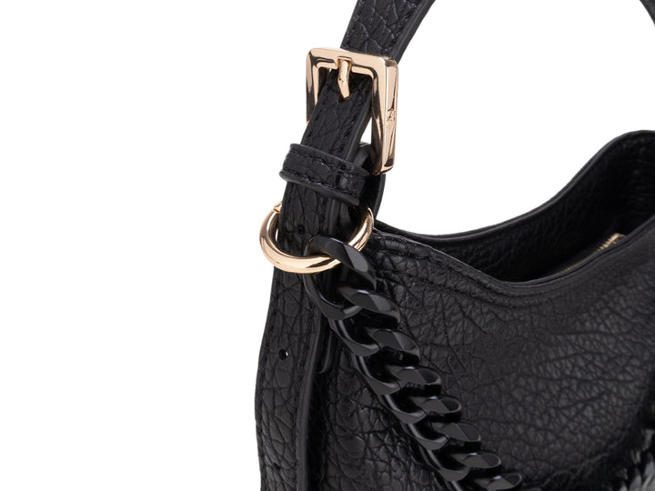 Bolso pequeño color negro con detalle de cadena dorada y textura rugosa.