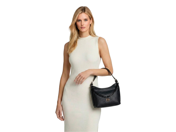 Bolso pequeño color negro con detalle de cadena dorada y textura rugosa.