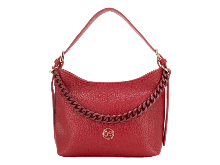 Bolso pequeño rojo con textura rugosa, detalle de cadena frontal y correa para el hombro.