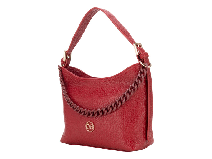 Bolso pequeño rojo con textura rugosa, detalle de cadena frontal y correa para el hombro.