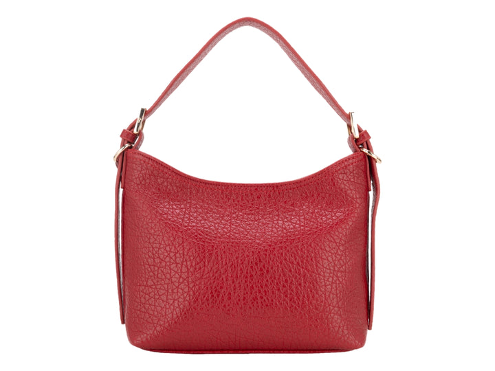 Bolso pequeño rojo con textura rugosa, detalle de cadena frontal y correa para el hombro.