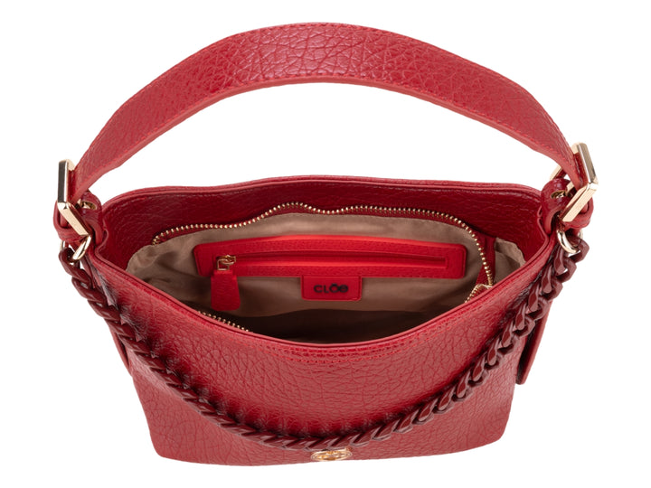 Bolso pequeño rojo con textura rugosa, detalle de cadena frontal y correa para el hombro.