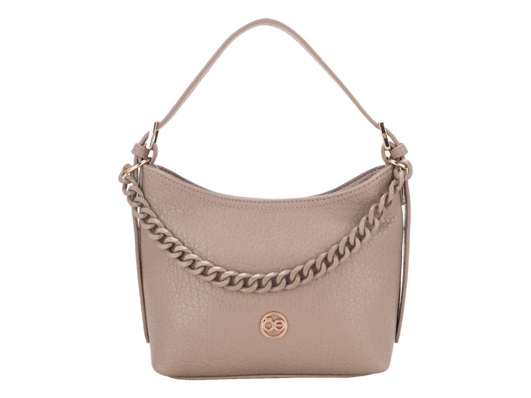 Bolso pequeño Cloe color fango con detalle de cadena dorada y asa superior.