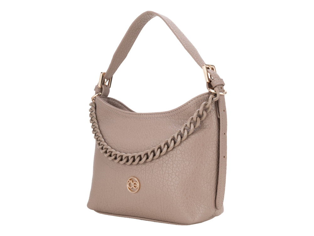 Bolso pequeño Cloe color fango con detalle de cadena dorada y asa superior.