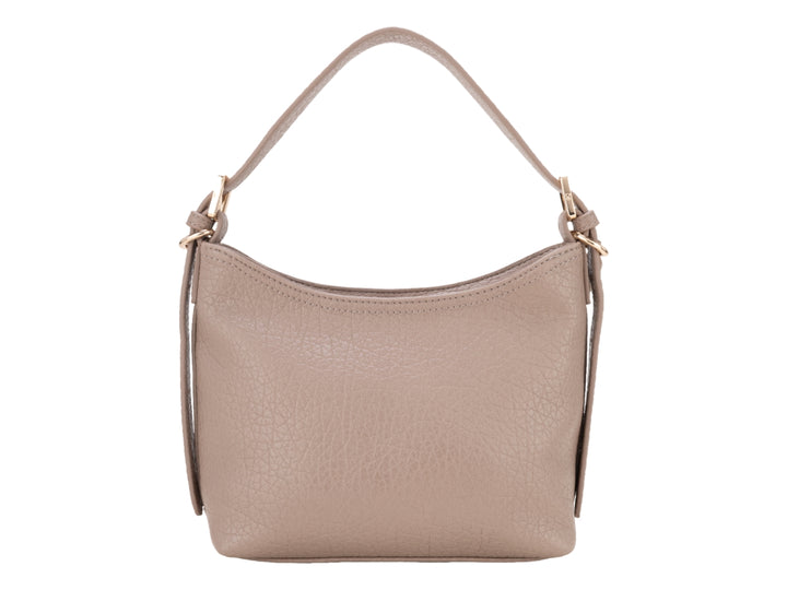 Bolso pequeño Cloe color fango con detalle de cadena dorada y asa superior.